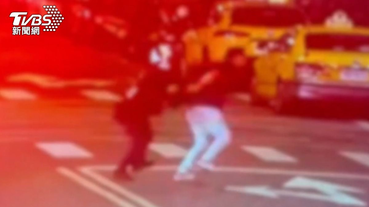 通緝犯拒檢「金蟬脫殼」脫衣跑!好友襲警助逃逸 雙雙被捕