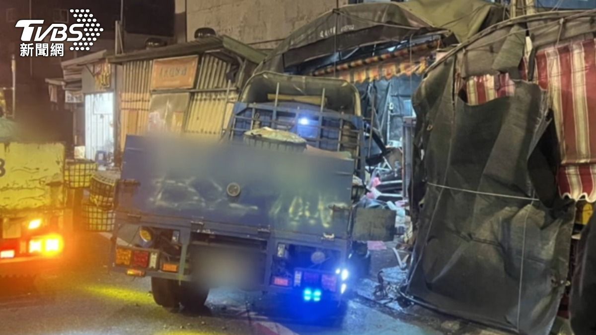 桃園凌晨車禍釀5傷!貨車駕駛「闖紅燈」擦撞轎車 橫掃5店面
