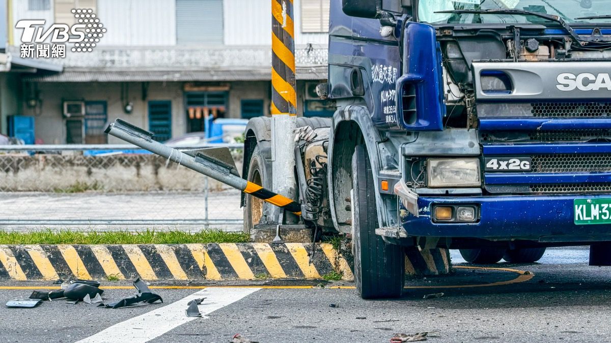 嚇傻！　七旬女駕駛擦撞大型曳引車　握緊方向盤撞入圍籬