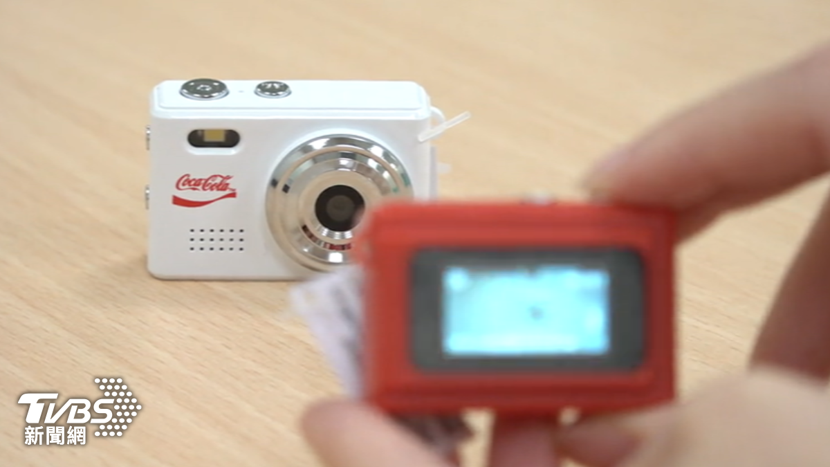 脆爆紅「聯名潮物」 迷你相機PK娃衣水晶球