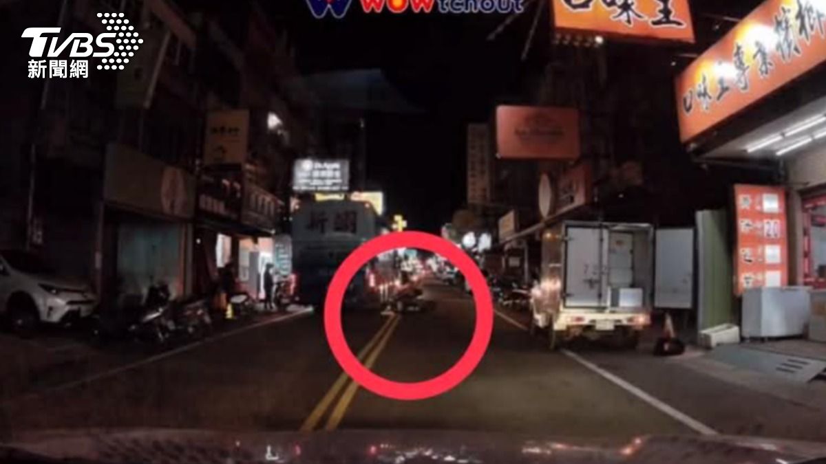 碰撞機車遭「二次傷害」!車主自導悲劇 竟指揮遊覽車輾過倒地車