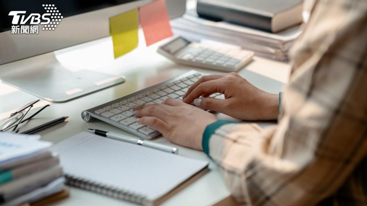 超尷尬!親戚狂call公司想「求內推」 主管無奈:請投履歷