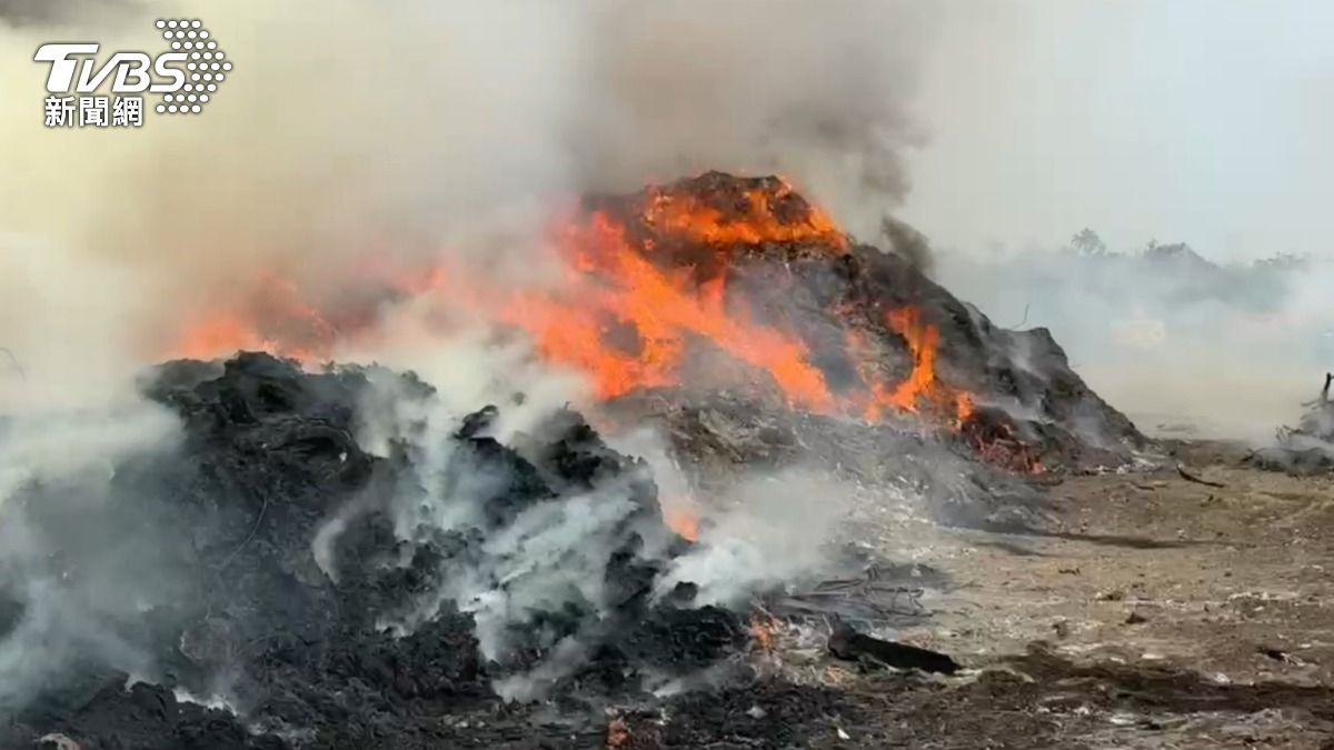 嘉義環保用地火警！彈簧床堆置區燃燒　恐怖「大火狂燒」畫面曝