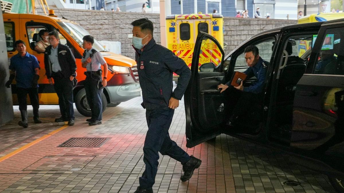 香港大火／大埔宏福苑狂燒「勇消殉職」！消防處長急奔醫院