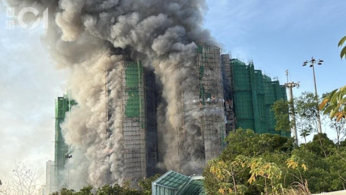 香港大火／大埔宏福苑被吞沒！勇消「黃金戰衣」全熏黑　驚人畫面曝