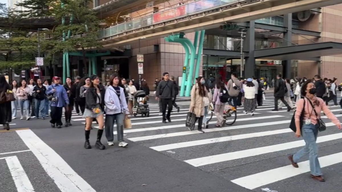 「皮衣＋短裙＋長靴」滿街都是！網笑：信義妹子秋冬3件套