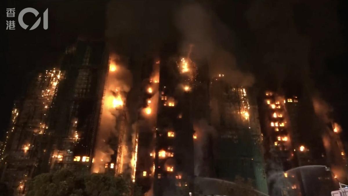 香港大火／宏福苑入夜燒更猛！現場爆炸聲不斷　居民困頂樓急求救