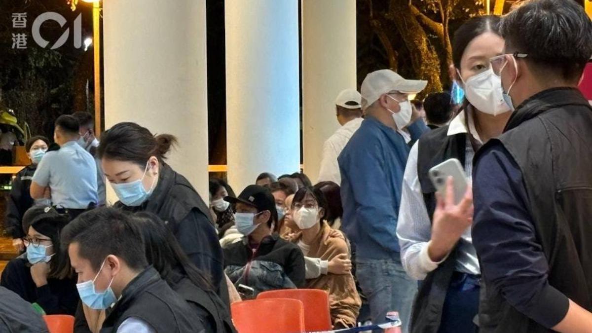 香港大火／大埔宏福苑入夜還在燒…家屬衝醫院淚尋親友