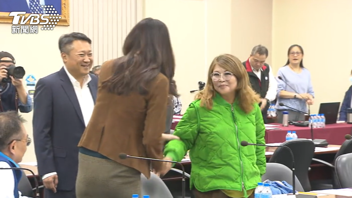 批藍「誘導人喊統一」　國民黨中常委何鷹鷺穿著綠衣宣布退黨