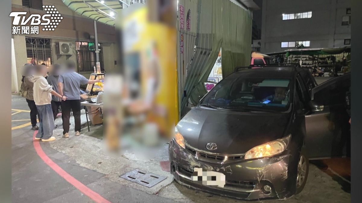 高齡翁開車失控撞店！　78歲男撞鐵皮屋「物品散落一地」