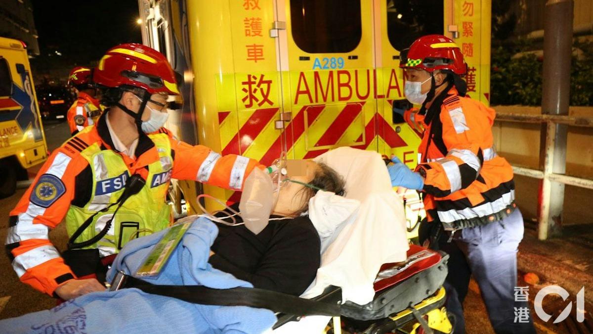 宏福苑5級大火！多人凌晨獲救　戴氧氣罩上救護車送醫