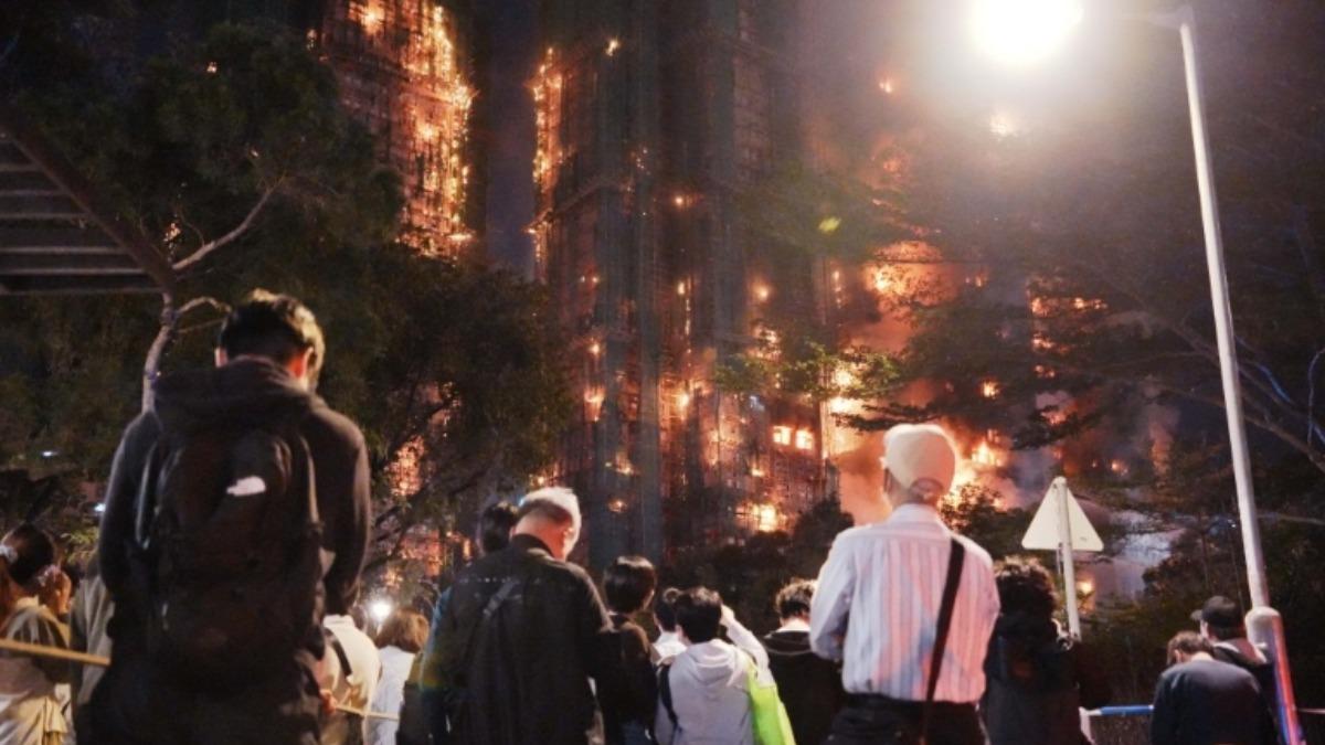 香港大火/宏福苑火海!居民崩潰「相擁痛哭」 舉牌急尋失聯親人