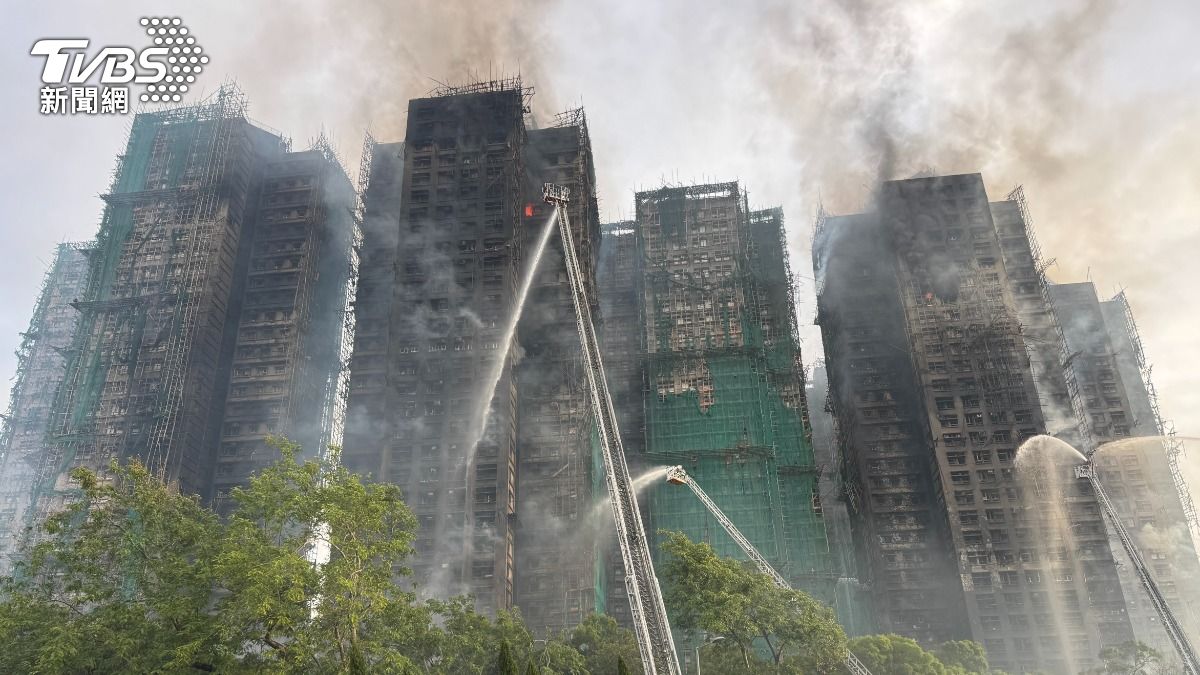 香港大火／宏福苑8大廈7座起火！低樓層向上搜救　天台救出2生還者