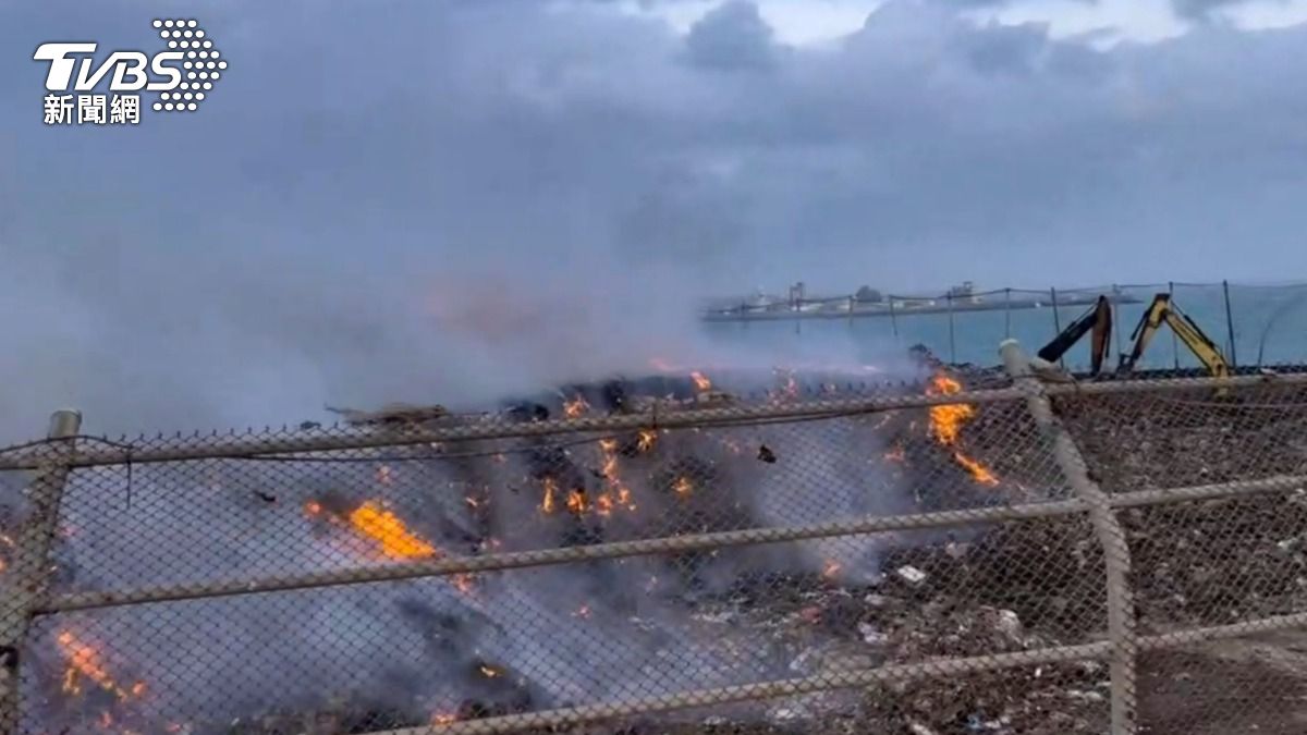 狂燒8小時!澎湖紅羅垃圾場大火 深夜「空污超標」持續搶救