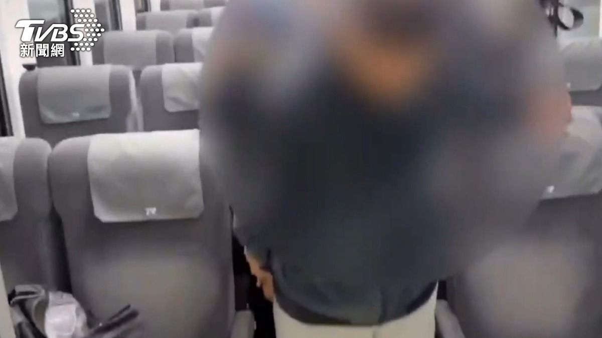 台鐵列車瀰漫粉塵！旅客失控「亂噴滅火器」　下秒慘被壓制