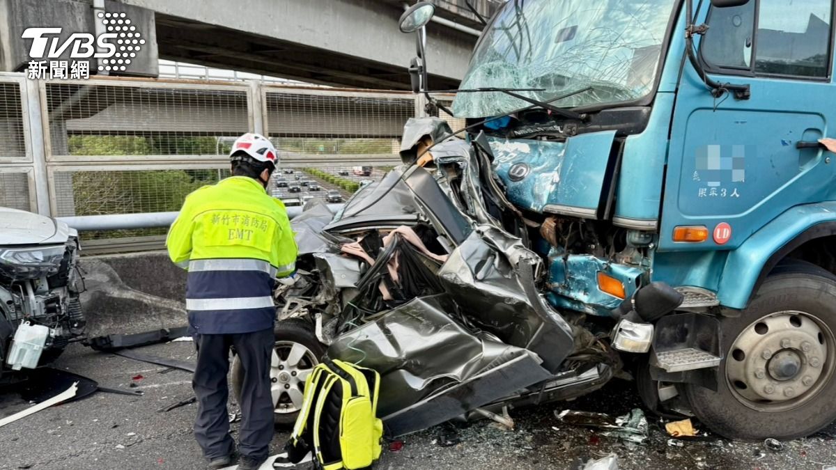 快訊／7車連環撞！國3小客車壓貨車底「完全變形」　6傷送醫