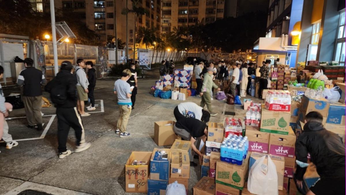 香港大火／宏福苑起火！港市民自發「人鏈」送物資塞爆庇護站