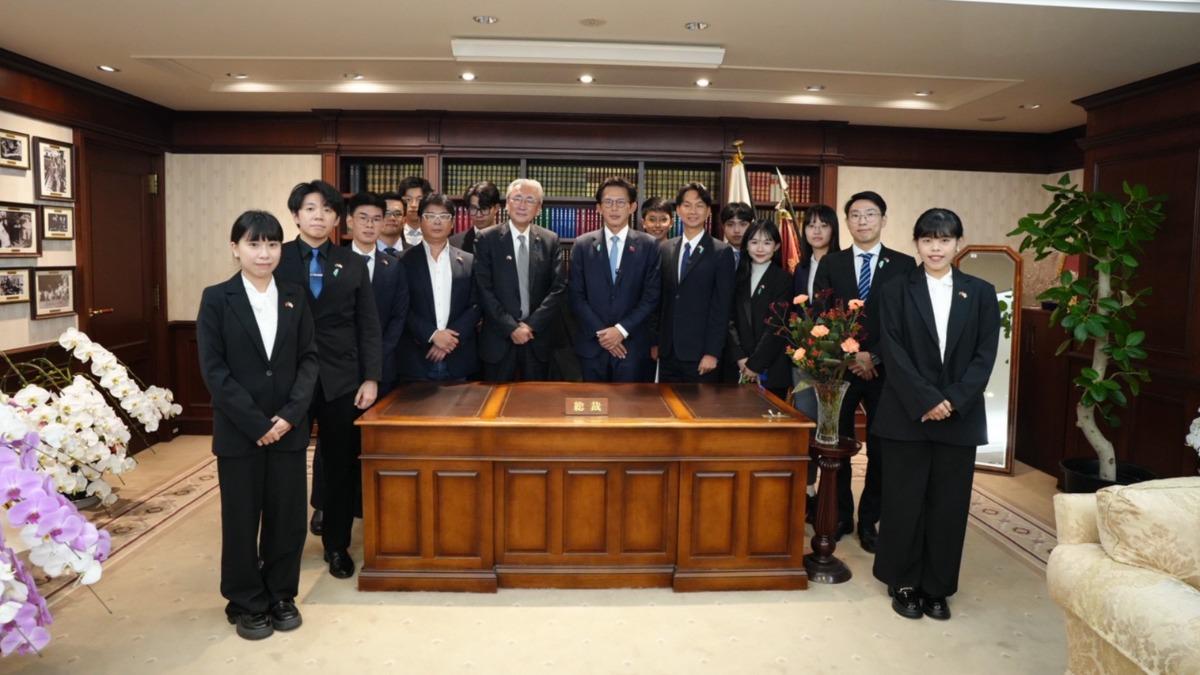 黃國昌與高市早苗「桌子」合影　綠酸：民眾黨不擅長與真人合照