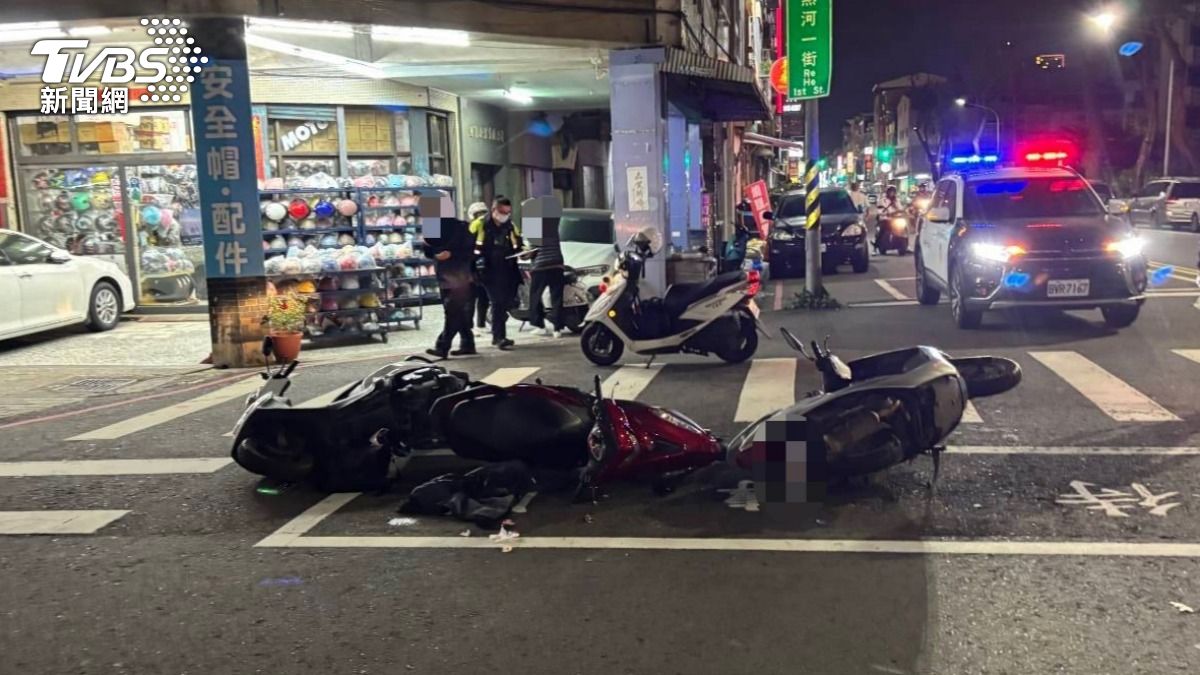 有片／高雄男「右切」待轉區！3機車撞成一團　騎士噴飛瞬間曝