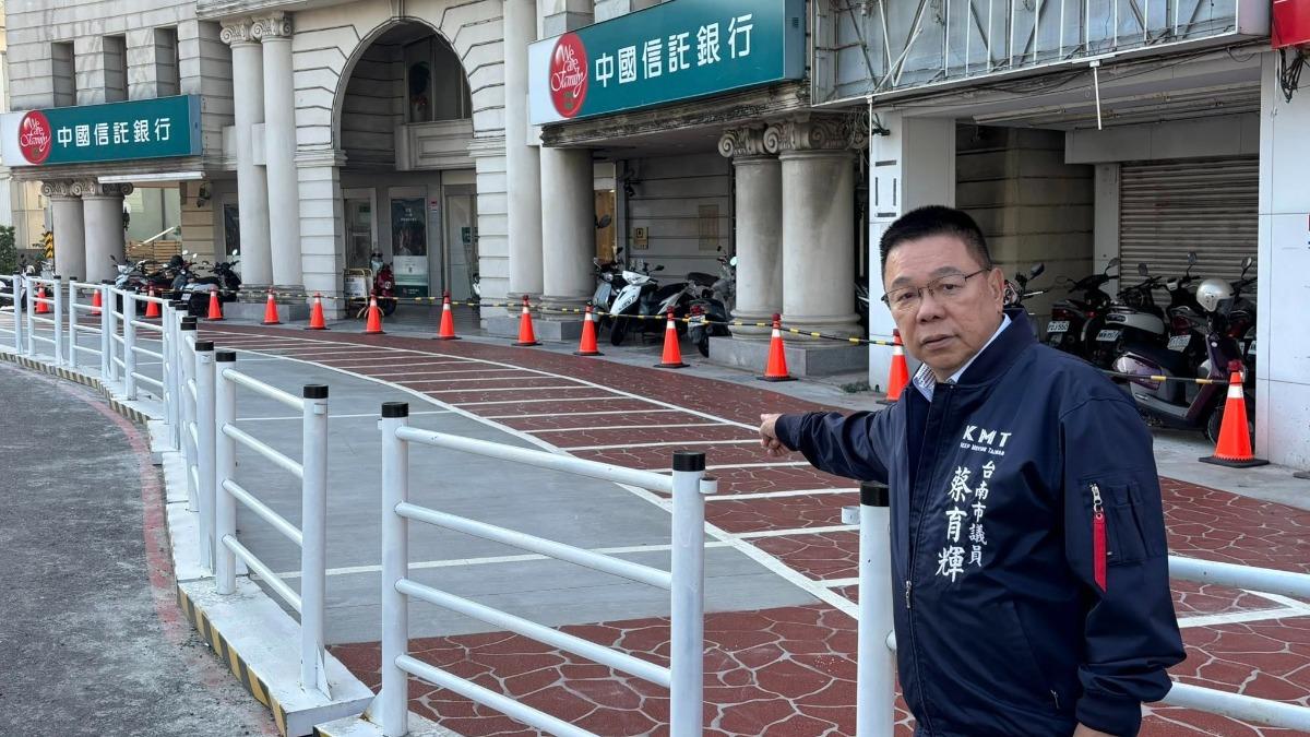 台南停車格劃人行道上!Cheap嘆「路權悲劇」 議員怒反擊