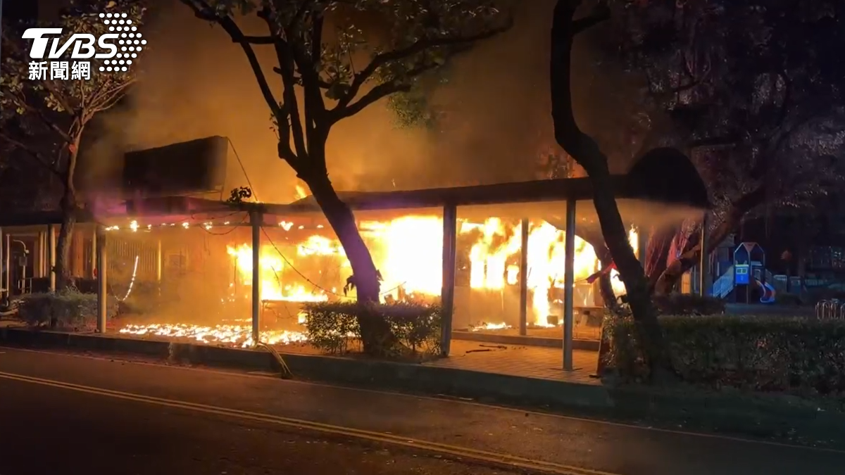 燒了整間土地公廟！台中2少年點香失控　引燃塑膠袋陷火海畫面曝