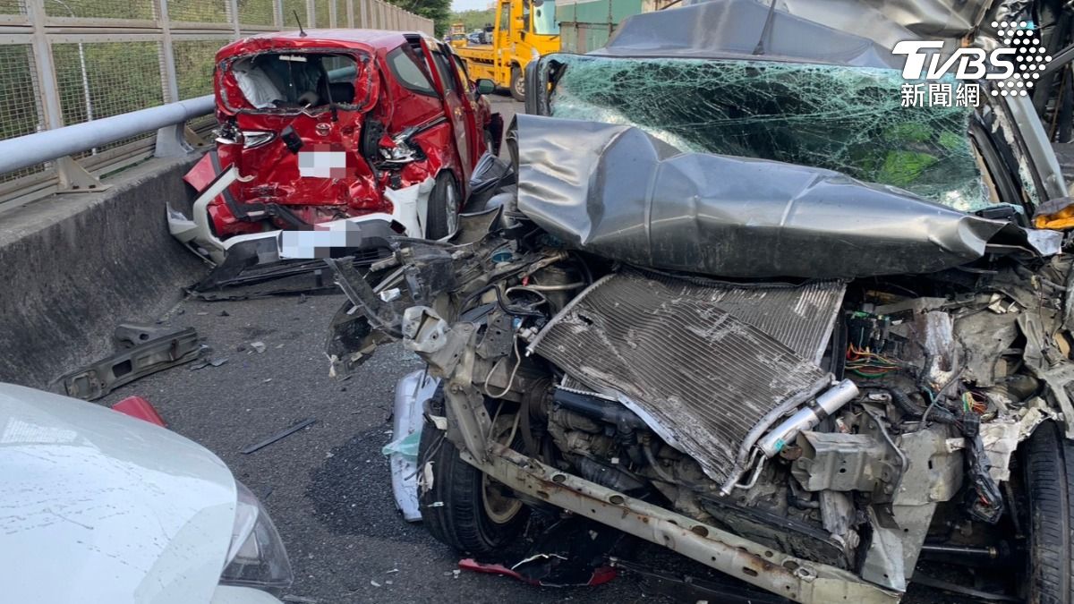 國道3號7車連環撞！64歲男「未保持距離」　30歲男受困車內