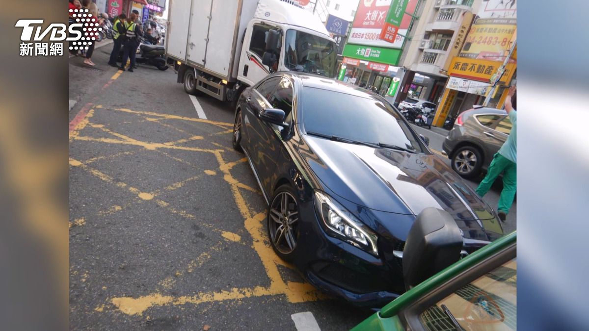 學區酒駕貨車撞違停！拒協商嗆「妳有車我沒有」　警一測傻眼
