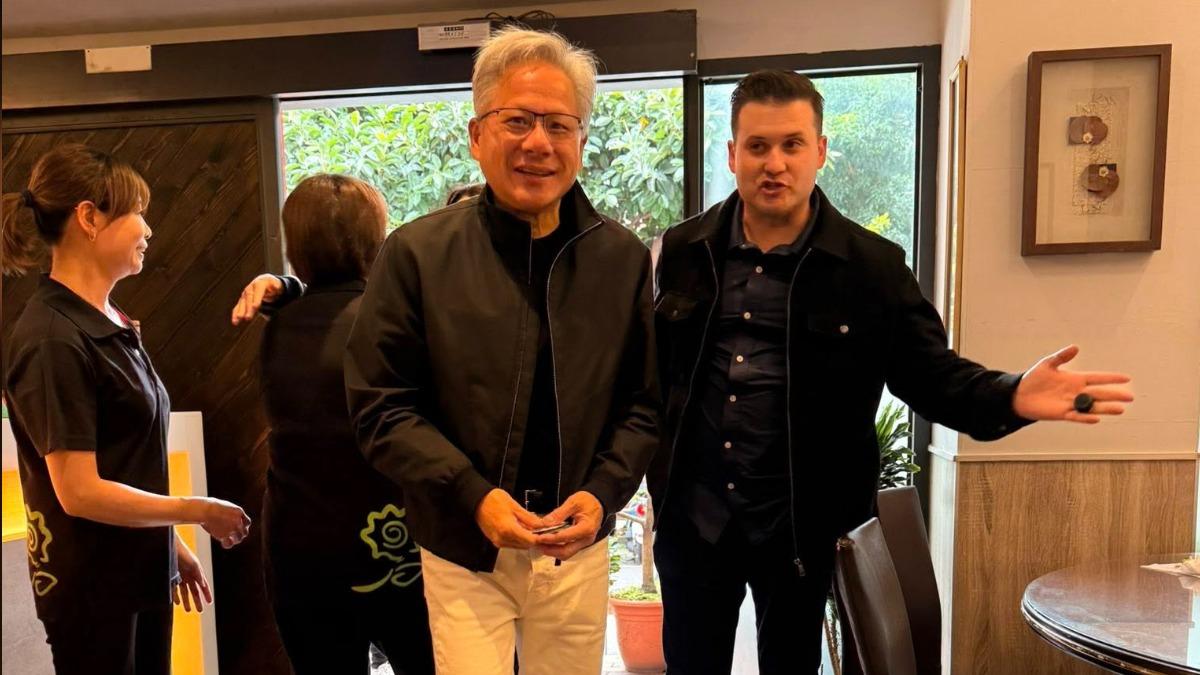 野生黃仁勳在這！現身四平街、花娘小館吃美食　網友巧遇直呼幸運