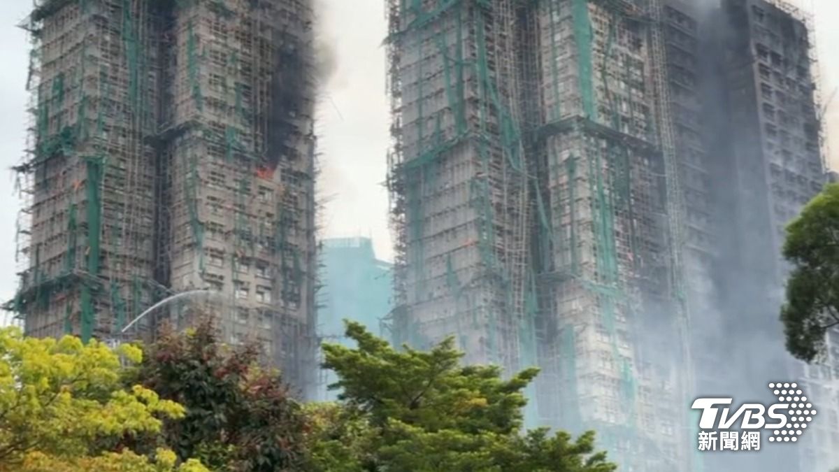 香港大火釀55死!鷹架坍塌火舌再竄 民眾裹棉被淚看家成廢墟