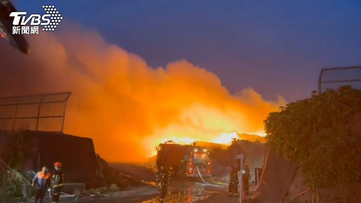 快訊/快關窗!花蓮華東垃圾場大火 「烈焰濃煙漫天」畫面曝