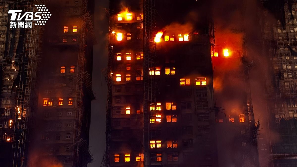 香港惡火已奪55命!港特首勘災 部分樓層發現生還者