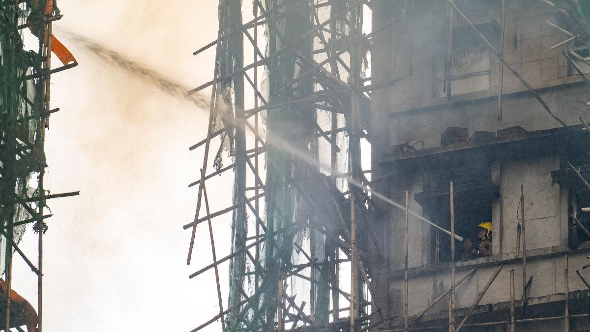 香港大火連燒7棟　易燃竹棚引火　煙囪效應灌救不及