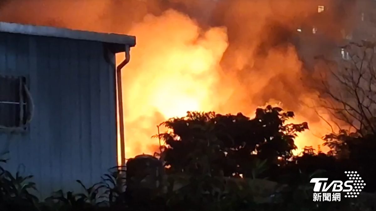 快訊/北市萬華傳火警!市場旁鐵皮屋陷火海 救出1男急送醫