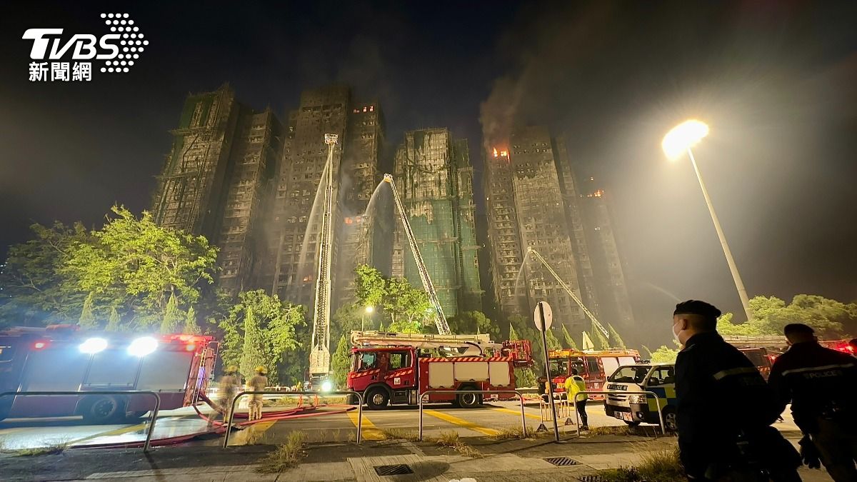 香港大火圖輯／宏福苑惡火奪65條人命！民眾陸橋旁獻花哀悼
