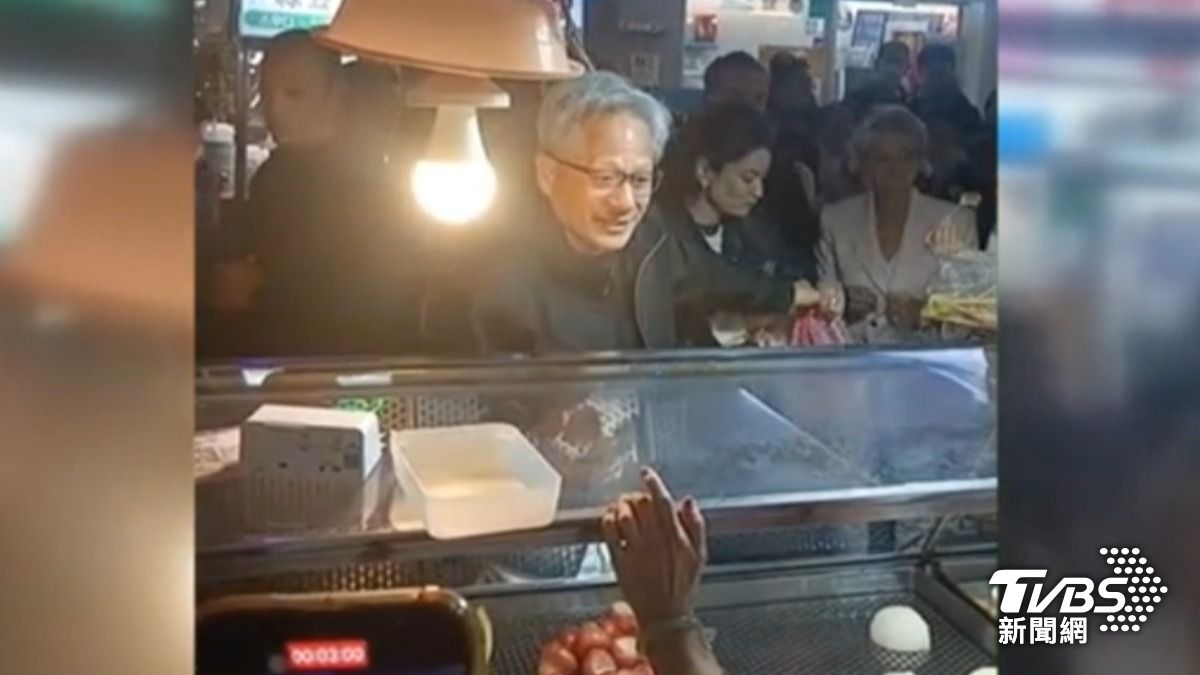 黃仁勳突來台！　掃貨蜜餞　逛夜市被粉絲包圍