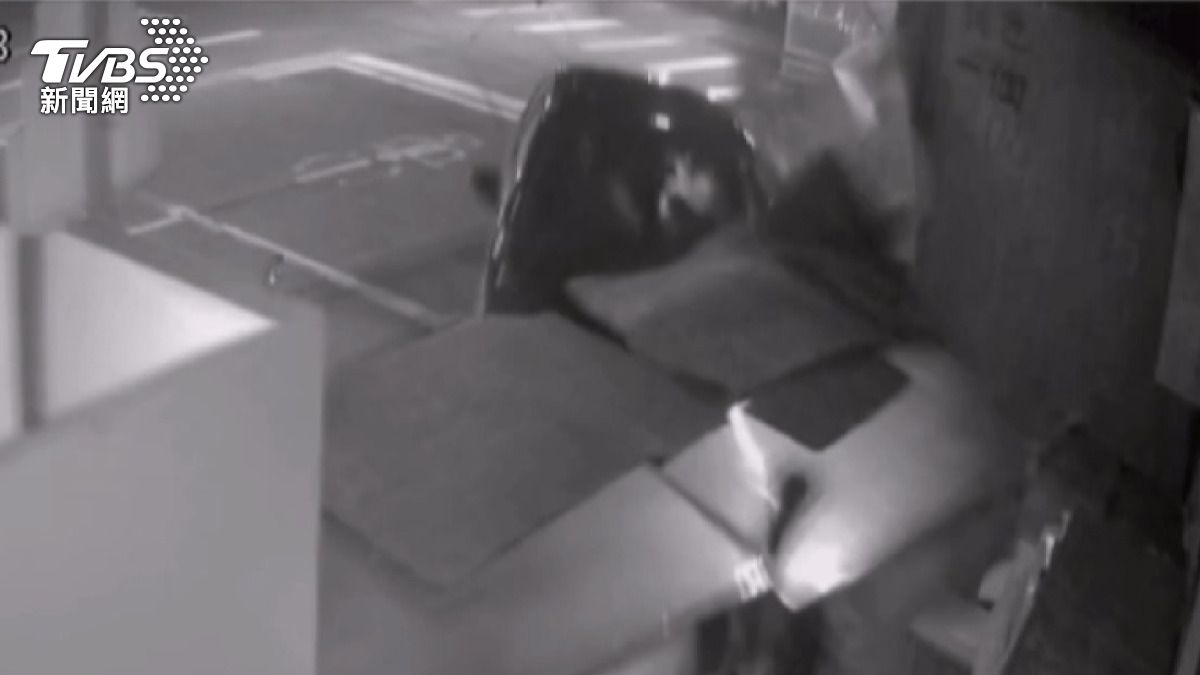 台中好甜百大店遭「逆向車」撞翻攤位　肇事者躲3天不出面