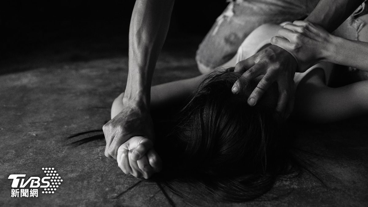 公園幽會5惡徒盯上!她遭破窗拖車外性侵 壓制男友目睹全程崩潰