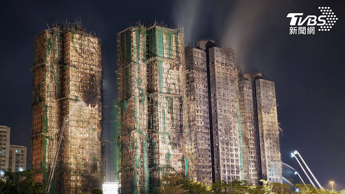 香港大火/「已成廢墟!」宏福苑深夜又竄火煙 雲梯車持續射水灌救