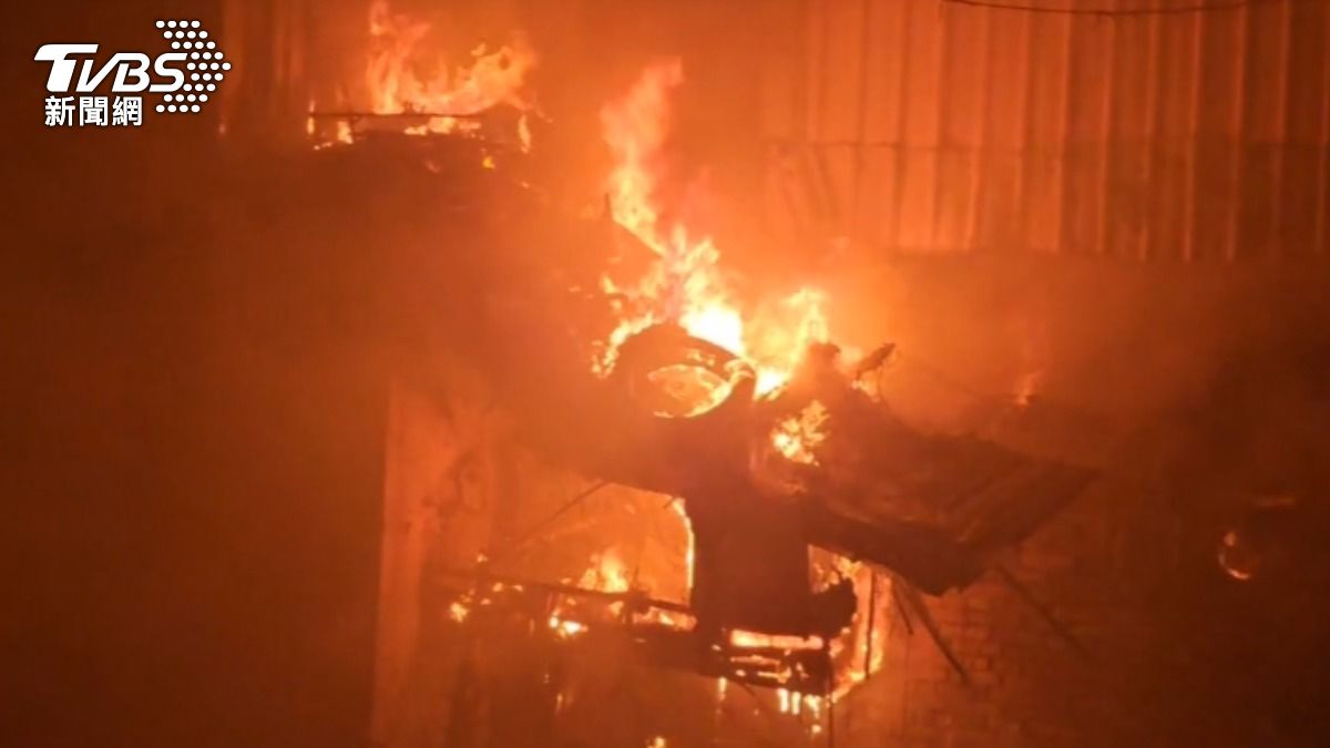 基隆民宅陷火海!竄黑煙波及隔壁棟 9旬嬤受困心血燒光淚崩