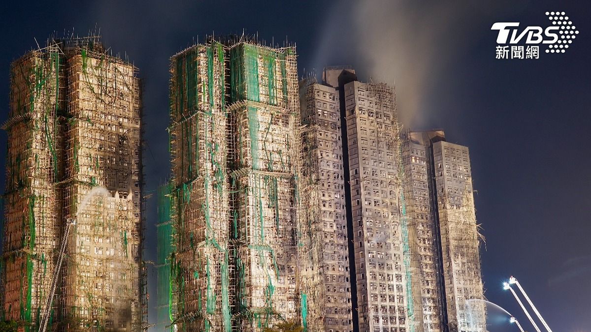 港宏福苑奪94命!百名「步兵」通宵救援 宛如台灣鏟子超人再現