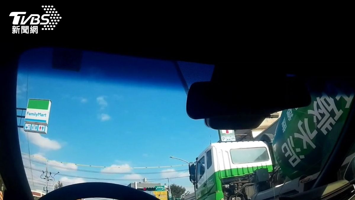 1歲童燙傷送醫遇車潮 八德警助開道14分鐘車程變5分鐘