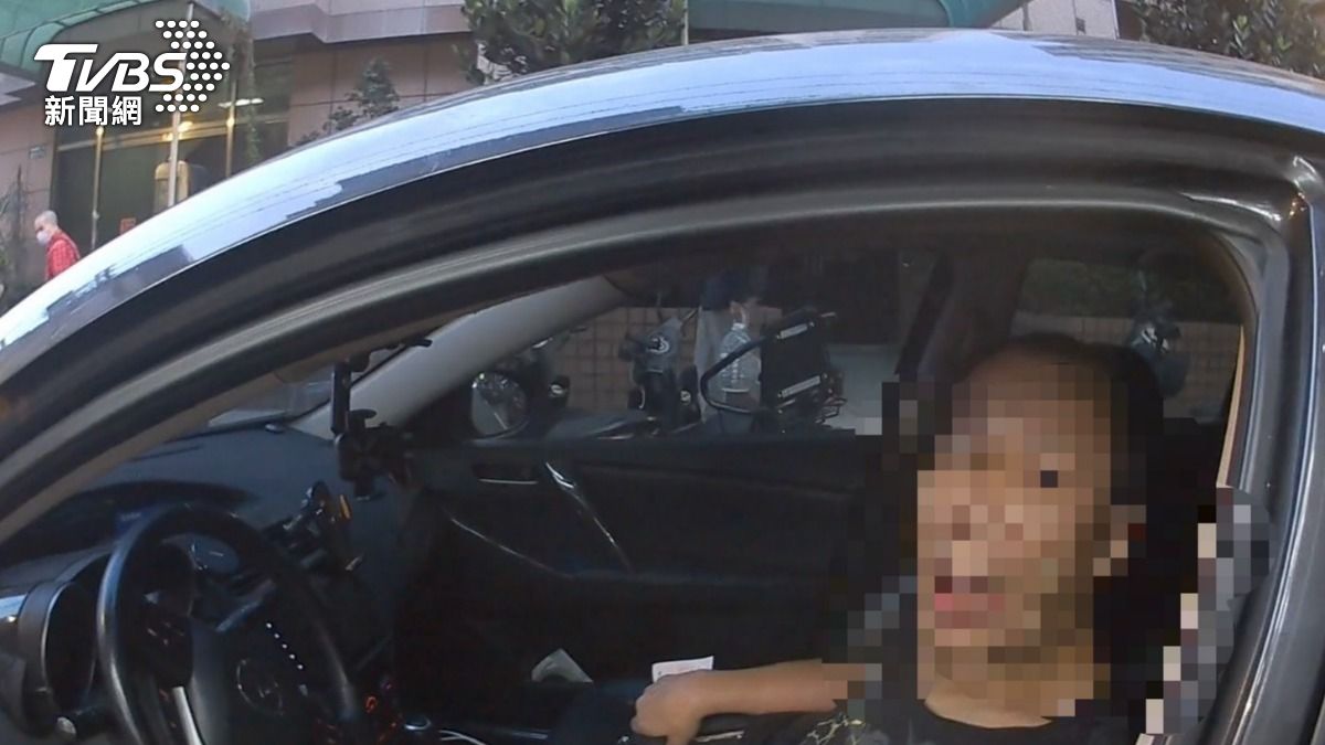 有夠危險!新北男毒駕轉彎未打方向燈被攔截 眼神呆滯畫面曝