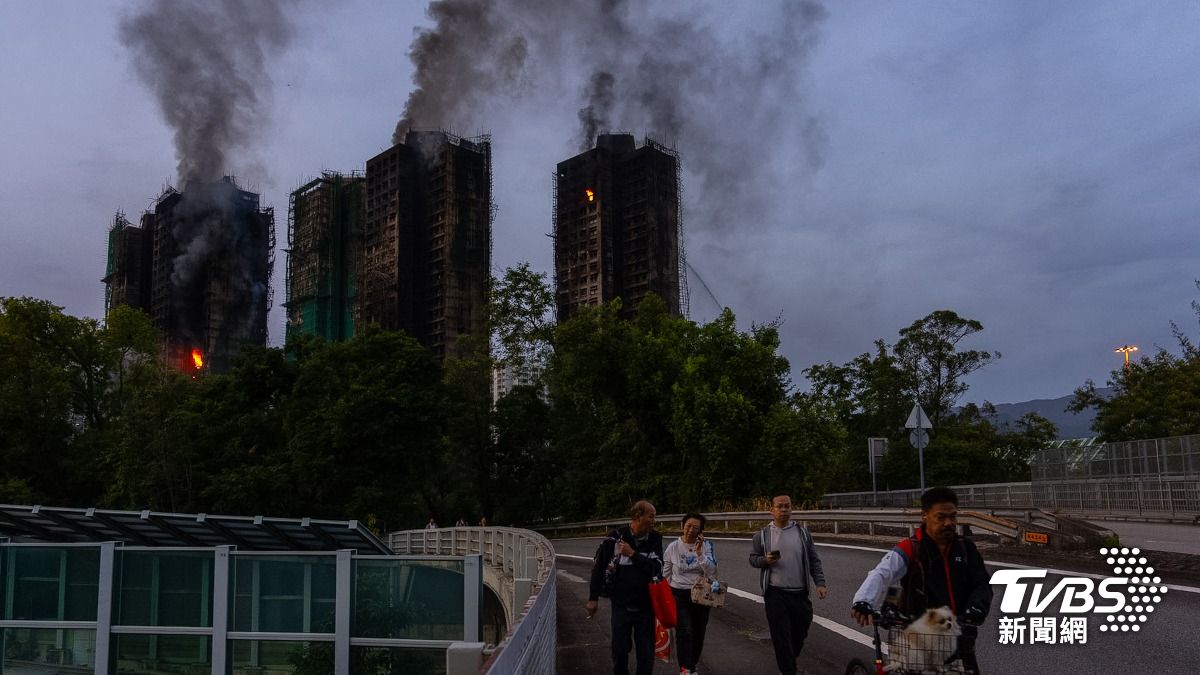 多圖／宏福苑大火昨開放認屍　家屬靠照片相認見最後一面痛哭