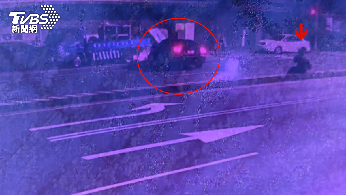 高速自撞3部「路旁車」騎士煞不住追尾　心虛駕駛棄車落跑