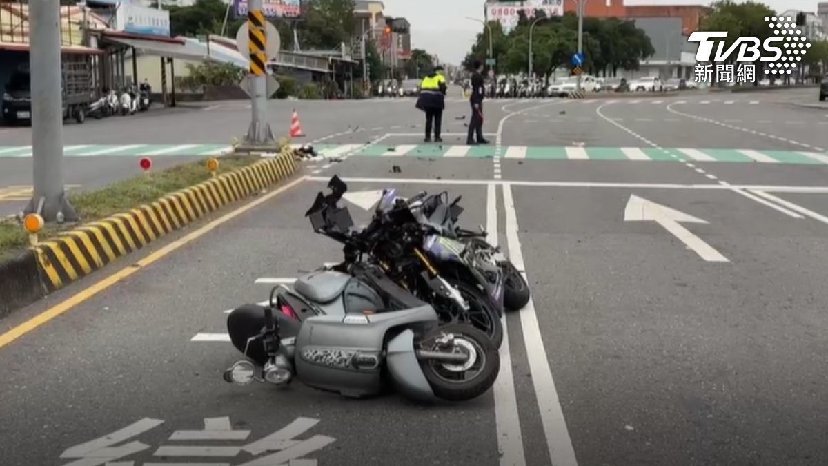 五岔路口悲劇！19歲機車騎士搶快　50歲女噴飛送醫不治