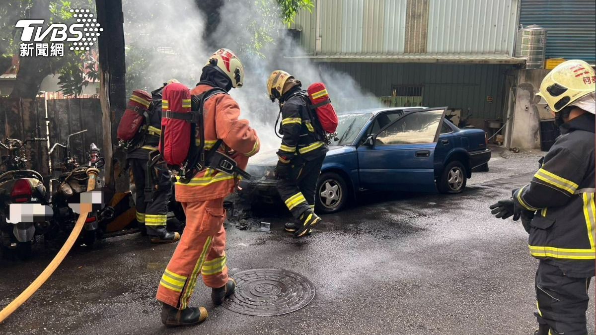 快訊／車主哭了！三重小轎車詭異竄火　鄰近7輛機車也被燒毀
