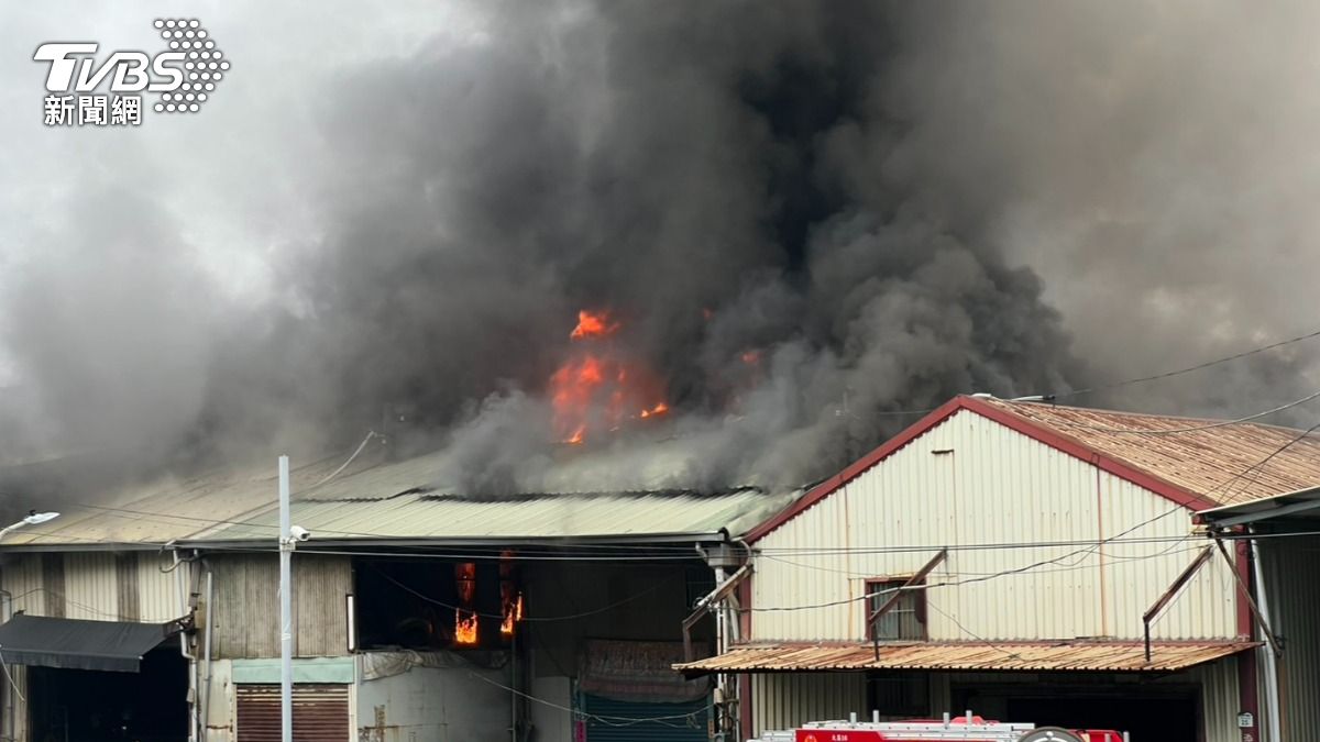 快訊／高雄烤漆工廠大火！鐵皮屋黑煙驚人竄出　疑施工不慎釀禍