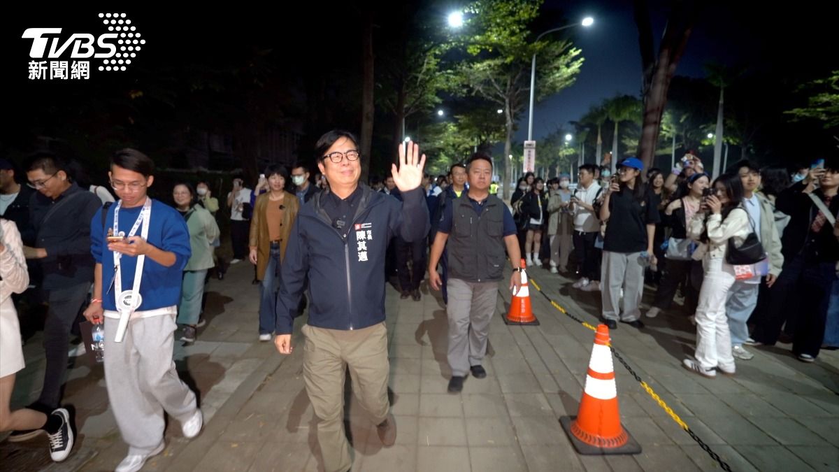 佳頴T政步／台上是天團　台下是緊緊緊：高雄三坪戰情室的七萬人指揮術