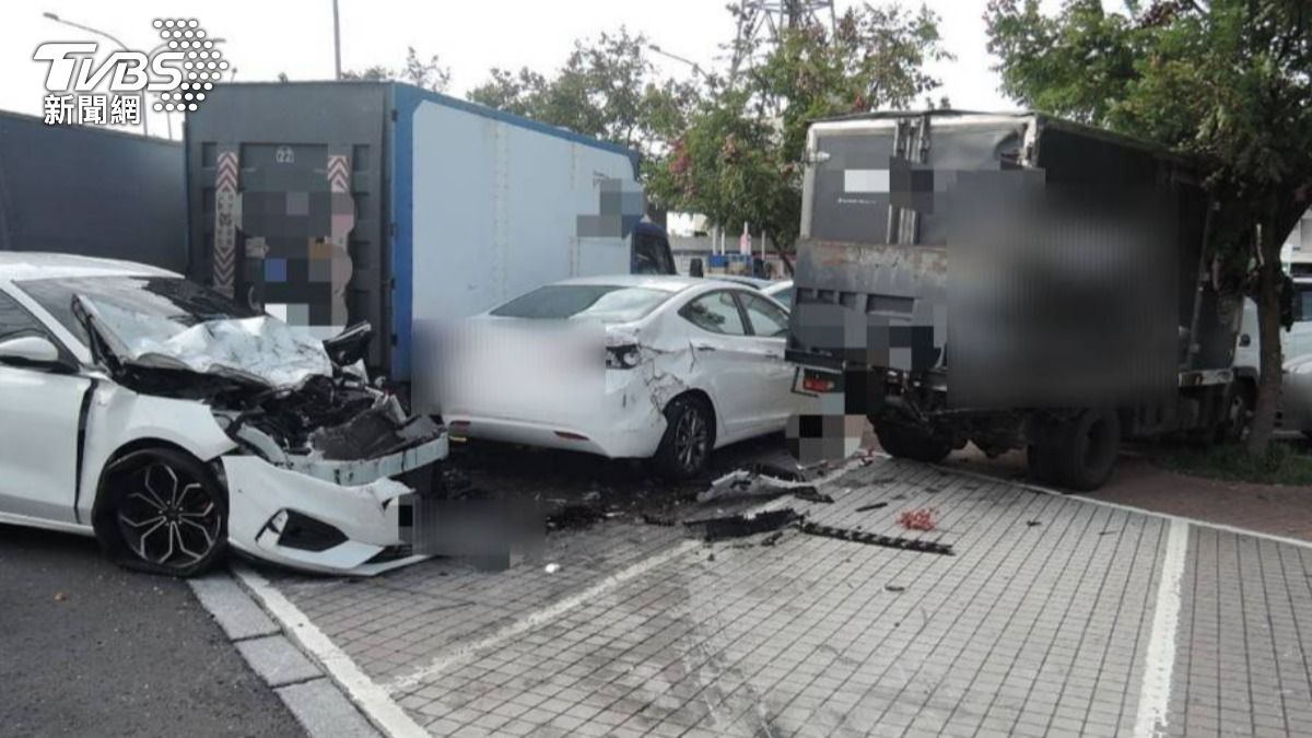 又是「輔助駕駛」！楊梅休息站猛撞5車　釀３傷車頭全爛