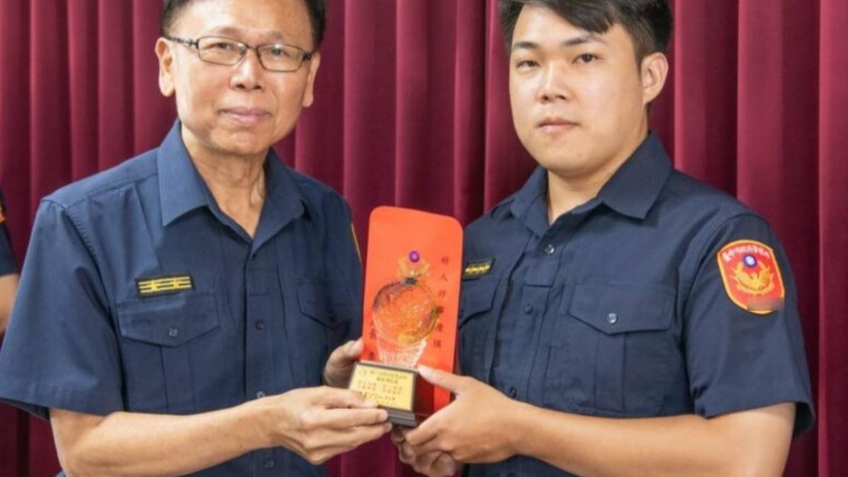 高雄情侶騎車遊台中皮夾不見!暖警霸氣掏「1000元油錢免還」